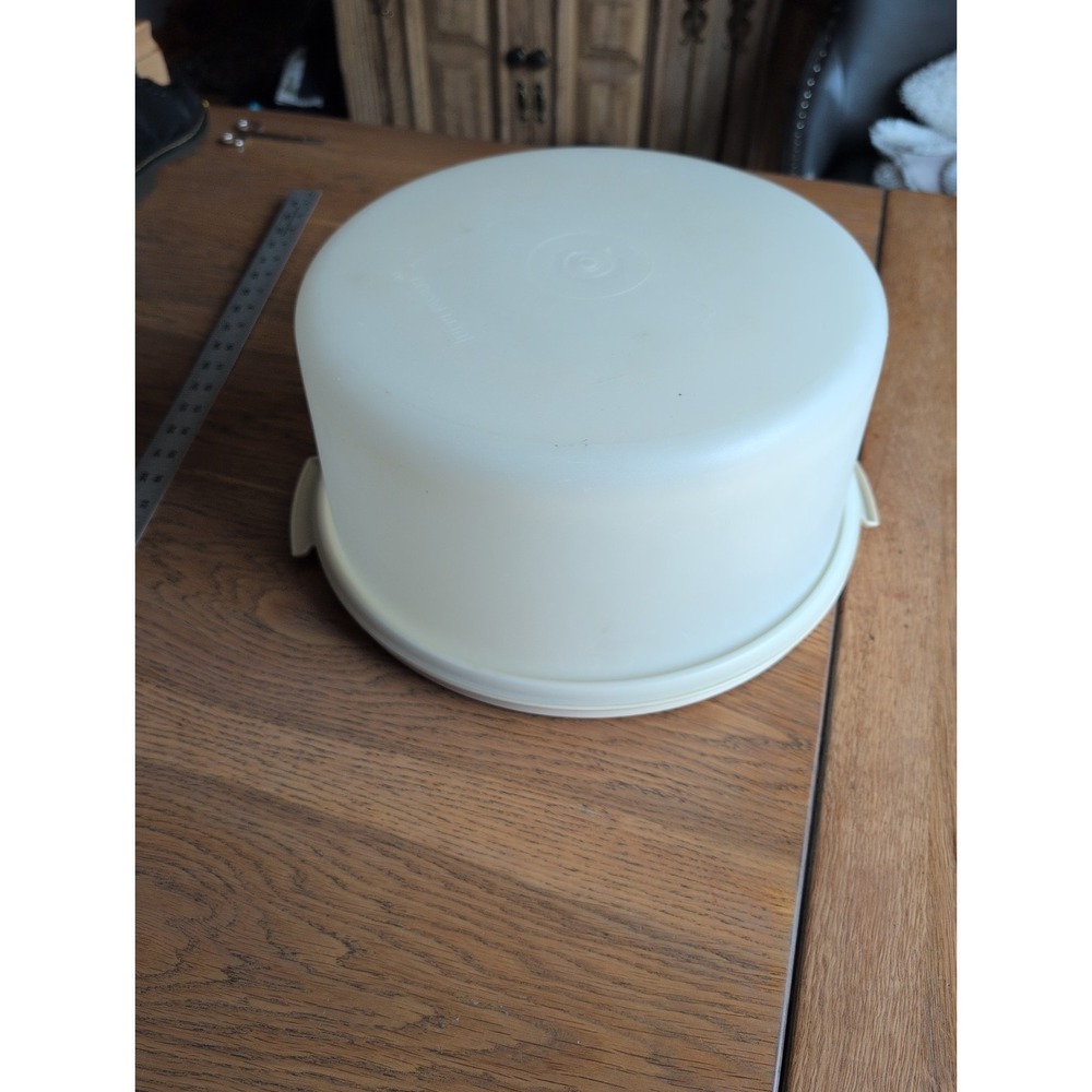 Tupperware #1256-6  Almond Colored Cake Taker Carrier 14"Diameter 7 Inches High